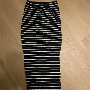 Figurformande långkjol - Storlek Xs. Passar både S&M, stretch