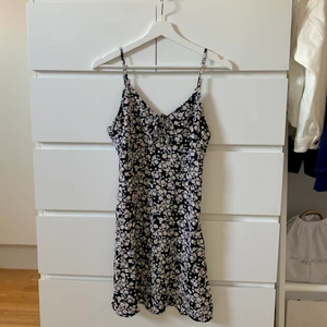 Slipdress  - Oanvänd mini klänning i storlek S, säljer då jag behövt en mindre storlek 🥰