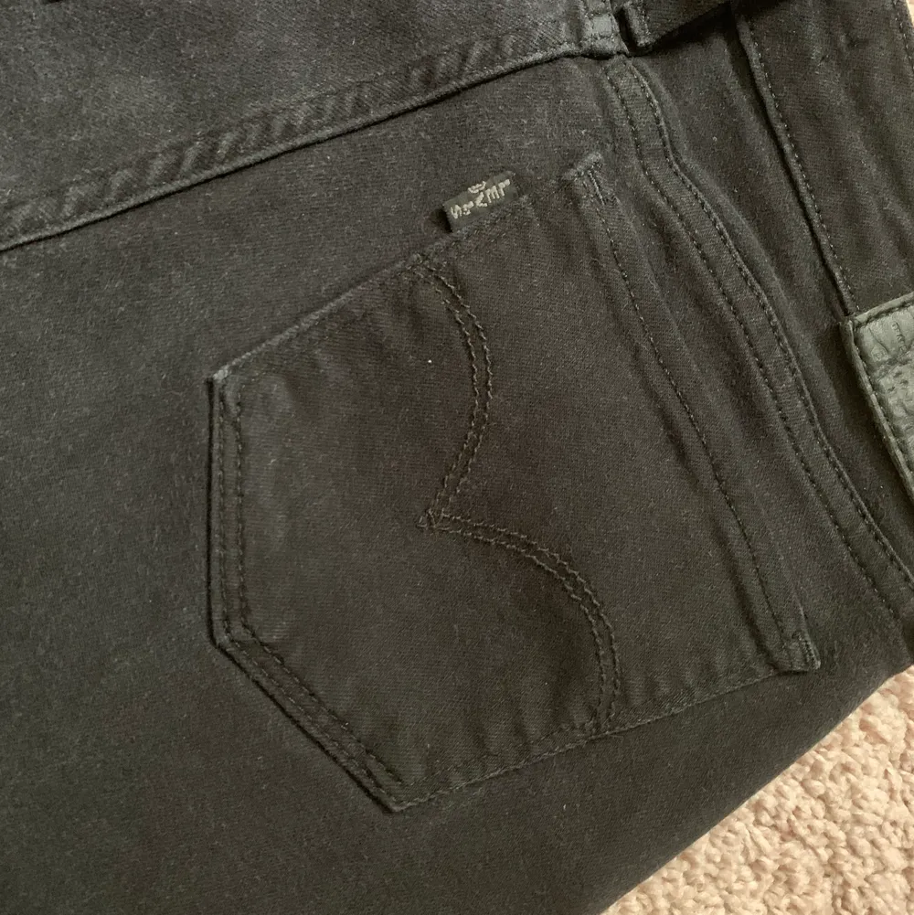 Jättefina och sköna svarta levis 715 bootcut jeans i storlek 25. Väldigt bra skick. Tar emot swish, köparen står för frakten:). Jeans & Byxor.