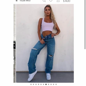 Straight leg jeans Storlek xs - Jätte snygga byxor från Tiger Mist som jag tyvärr måste sälja då de är i fel storlek! Byxorna är endast använda 1 gång! Nypris: 600kr + tull och frakt säljer för 300 + frakt! 