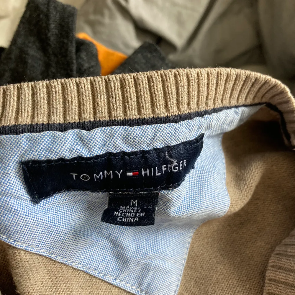 Beige sweatshirt från tommy hilfiger! Superbra skick och är snygg till ljusblåa jeans. . Tröjor & Koftor.