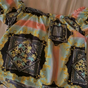 Blus, t-shirt  - En jätte fin sommar blus från ginatricot . Använd 6-7 gånger föra sommaren ❤️ köparen står för frakten 