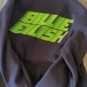 Hoddie  - En billie Eilish merch från H&M . Använd 1 gång och är i Ferrell skick 💗