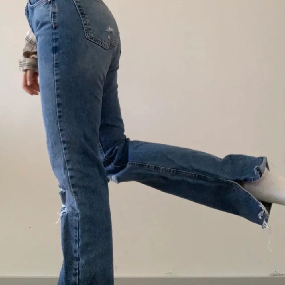 Världens snyggaste jeans från pull and bear med hål på knäna och slits ⭐️💕 Lånade bilder, skriv för egna! . Jeans & Byxor.