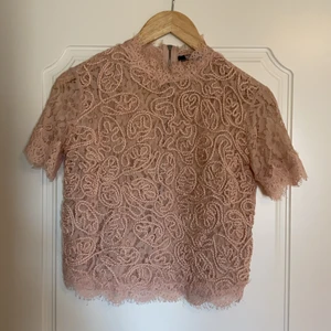 Topp gammelrosa storlek S - Topp gammelrosa, storlek S, väldigt bra skick, använt fåtal gånger, kortare modell, passar fint med höga byxor eller kjol.