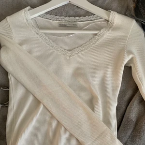 Vit tröja från Pull&Bear - oanvänd tröja från Pull&Bear, storlek XS. Inga fläckar eller hål. Fraktar eller möts upp i stockholm