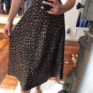 Green midi skirt with pink dots. A bit shiny and satin look and feel with high waist. Perfect condition.