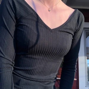 Vero Moda V-Neck tröja - Säljer en Svart V-neck tröja från Vero Moda. Säljer då den är för stor för mig. Den är storlek S men sitter mer som M. Den är aldrig använd så i nyskick. Köpt för 179kr säljer för 85+frakt. 