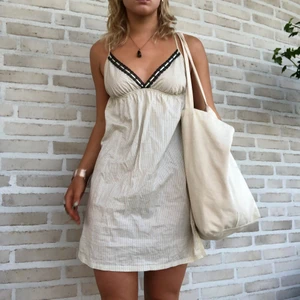 Klänning - Skitsnygg och söt klänning!🤎 köpt second hand, står topshop i den. Storlek S. Fraktar för 36kr elelr möts upp i Stockholm:)