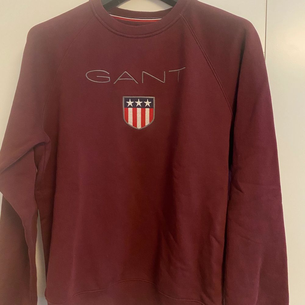 Vinröd Gant tröja - Gant | Plick Second Hand