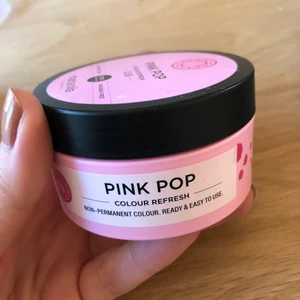Maria Nila pink pop - Maria Nila colour refresh pink pop. Rosa färg som går ur efter några tvättar. Mycket kvar i burken.
