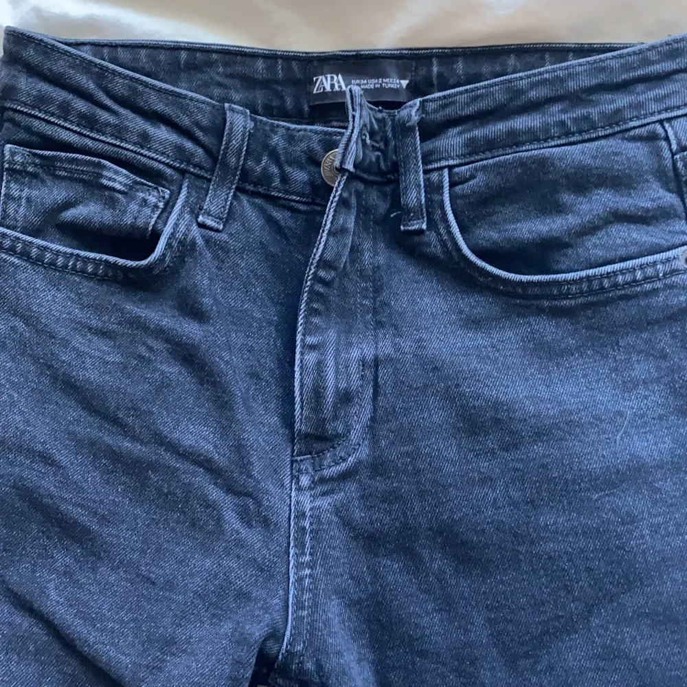 Svarta urtvättade jeans från zara med slitningar längst ned, sitter även fint baktill, jag som är på bilden så om du har fler frågor om passform så hör av dig🖤✨. Jeans & Byxor.