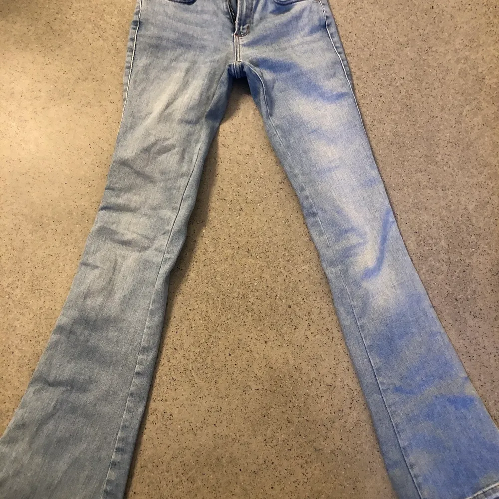 Säljer dessa fina jeans, dom är o bra skick och inget fel med dom, säljs för att dom är för små för mig, så har ingen nytta av dom och jag hoppas att dom kommer till andvändning av någon annan💞 frakt ansvarar köparen för, kom privat vid intresse. Jeans & Byxor.