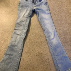 Säljer dessa fina jeans, dom är o bra skick och inget fel med dom, säljs för att dom är för små för mig, så har ingen nytta av dom och jag hoppas att dom kommer till andvändning av någon annan💞 frakt ansvarar köparen för, kom privat vid intresse