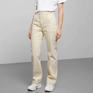 Weekday Jeans, Carrie Ecru, strl 38  - Supersnygga beiga jeans från weekday. Använda ett fåtal gånger men i nyskick. Storlek 38, skulle säga normala i storleken, men funkar både till mindre storlekar om man vill att de ska sitta lite oversized. Köparen står för frakt! 🌷🤗 