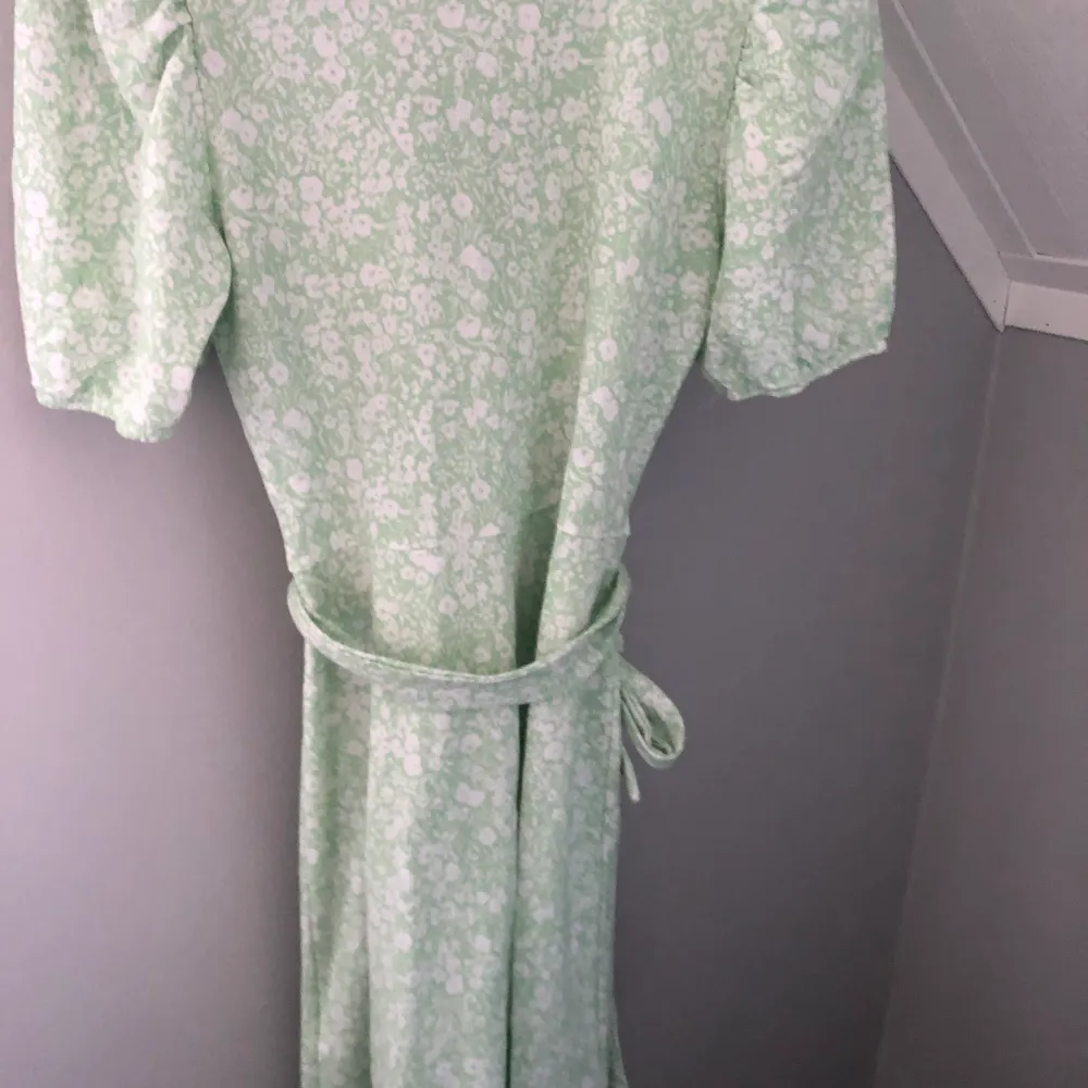 Super populär grön somrig klänning från Gina Tricot. Slutsåld!. Klänningar.
