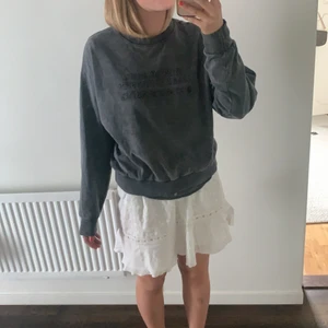 Mörkgrå collegetröja - Suuperfin mörkgrå collegetröja som verkligen passar till allt. Färgen är lite ”ojämnt blandad” i mörkgrå och ljusare blå💓❕ 