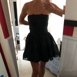 Klänning från Kingsley Heat  - Supersöt klänning, aldrig använd 🥰 Nypris 600kr. Du står själv för frakt. 