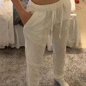 Linnebyxor  - BUDA BARA OM DU VILL KÖPA!! Ett par vita linnebyxor i storlek S , super fina och sköna , Säljer endast till bra pris då jag älskar dom  !! Skriv för fler bilder , GRATIS FRAKT❤️, köp dirket för 600kr SKRIV PRIVAT OM DU HAR BUDAT då jag inte orkar med oseriösa köpare!! SÅLDA