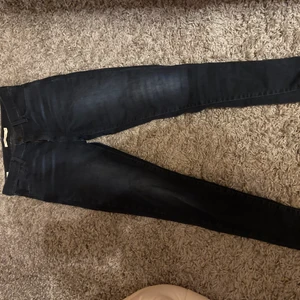 Levis jeans - Mörkare Levis jeans, hög midja och stretch. W27