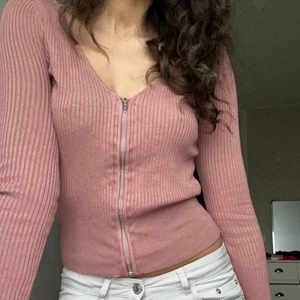 Rosa kofta  - En snygg kofta som kan användas som en tröja 