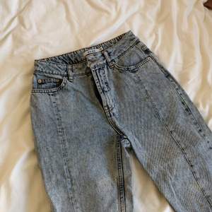 Mom fit jeans i urtvättad blå färg. Bra skick men använt ett par gånger. Kan mötas upp eller skickas med post. 