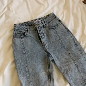 Mom fit jeans i urtvättad blå färg. Bra skick men använt ett par gånger. Kan mötas upp eller skickas med post. 