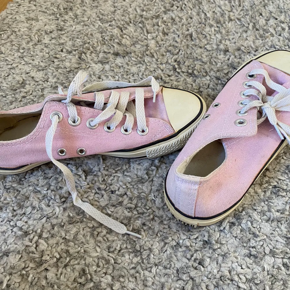 Säljer dessa super fina converse då dom aldrig kommer till andvändning. Dom är i super bra skick och är i storlek 37. Pris: 300kr+frakt. Skor.