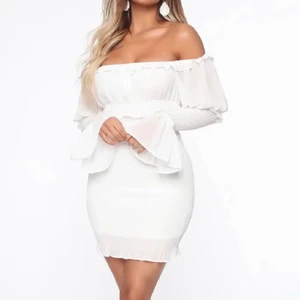 Vit klänning  - Sjukt fin klänning tperfekt till student säljer då jag köpte två storlekar! 