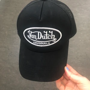 Von Dutch keps  - Trucker keps från Von Dutch i one size som är justerbar. Köpt för 299 kr på Zalando säljs för 150 kr, men priset kan diskuteras vid snabb och smidig affär. 