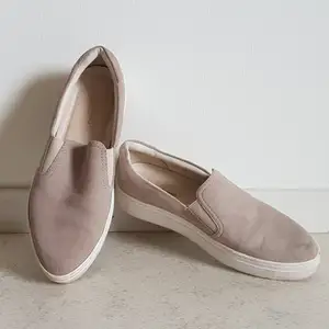 Stilrean slip-on modell med spetsigtå av märket Vagabond i en casual sneakers modell, i vagt beige/rosa mocka med vit platåsula i gummi. Storlek 37, sparsamt använda. Frakt: 66 kr spårbart.