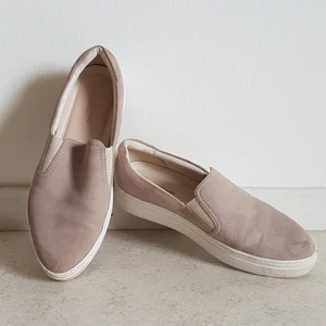Vagabond casual sneakermodell, stl. 37 - Stilrean slip-on modell med spetsigtå av märket Vagabond i en casual sneakers modell, i vagt beige/rosa mocka med vit platåsula i gummi. Storlek 37, sparsamt använda. Frakt: 66 kr spårbart.