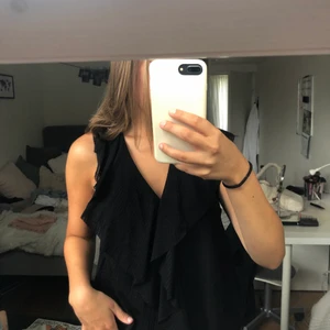 Blus från mango - En supersöt svart blus/topp från Mango som går att både ha till vardags med även till fest!