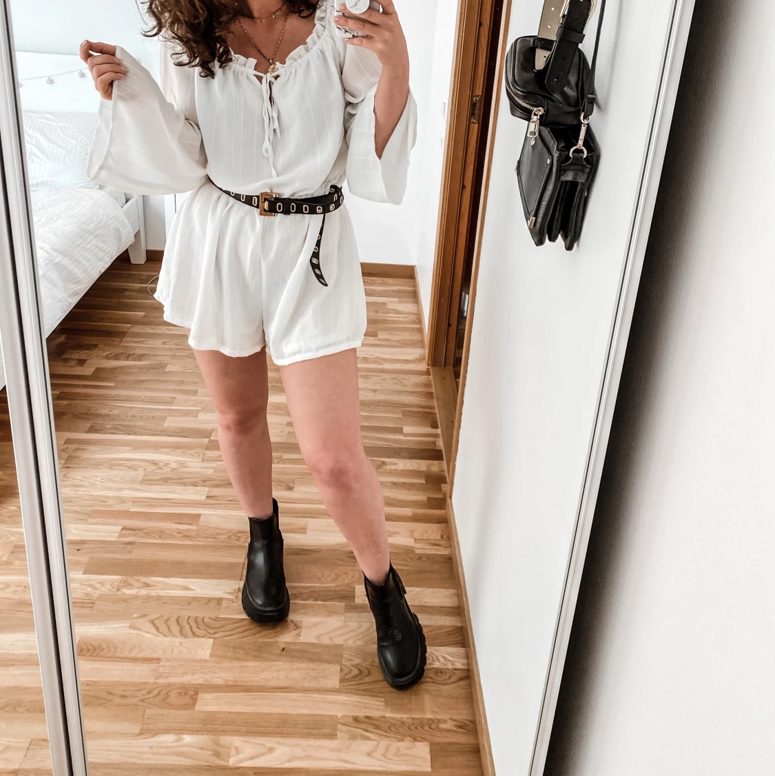 Longsleeved white short jumper