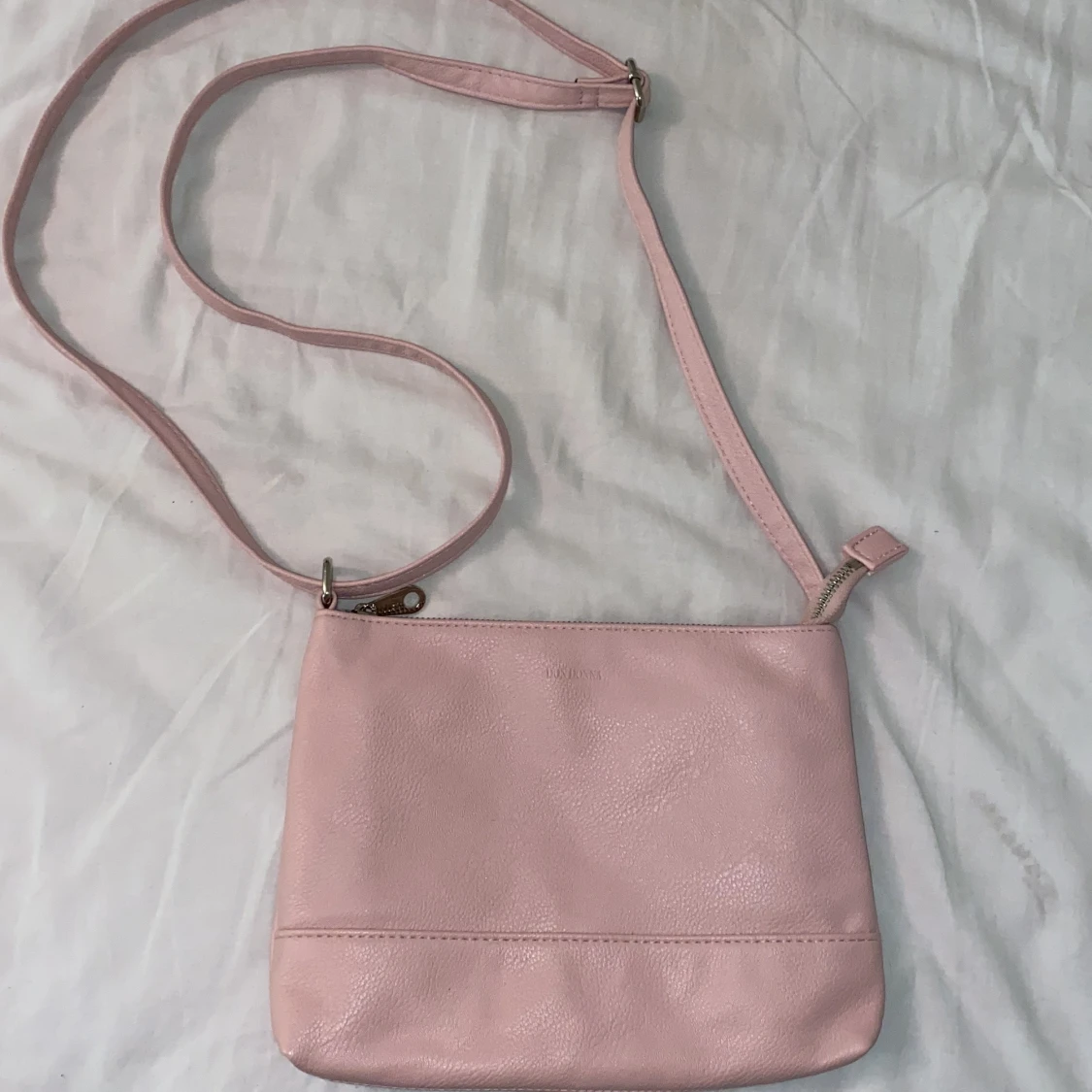 Rosa väska med justerbara band