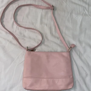 Rosa väska med justerbara band - Jättesöt ljusrosa väska med justerbara band. Säljer pga att den inte kommer till användning 💓💗💖💕 aldrig använt 