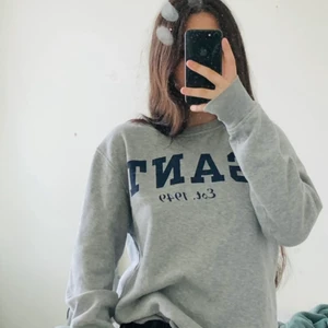 Gant - Grå mysig hoodie från gant i storlek S, perfekt nu i sommar ☀️. Använd fåtal gånger så den är fortfarande i bra skick (: . Storlek S 