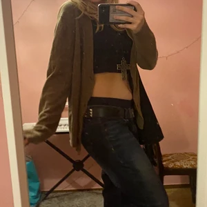 Brun kofta -sellpy - Brun kofta köpt på sellpy. Storlek XL och lappen sitter kvar, därmed aldrig använd enbart testad. Köparen står för frakt! Pälsfritt och rökfritt hem! Kontakta om du är intresserad eller har övriga frågor! :)