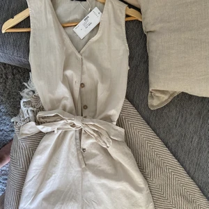 Helt otrolig byxdress  - Helt oanvänd byxdress! Den går tyvärr inte igen vid brösten på mig. Linne material, i en fin beige färg. Passar perfekt med tofflor eller klackar. Om intresset är stort får ni buda i PM så alla får en chans. Kommer uppdatera ledande bud här. Kram💓