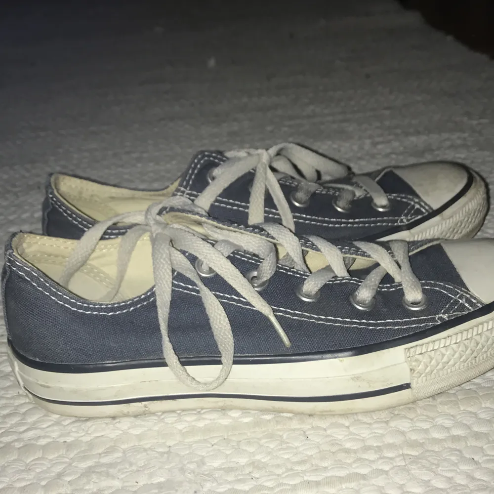 converse i väldigt fint skick, enbart lite smuts som lätt går bort. Passar både strl 36/37 originalpris: 479. Skor.