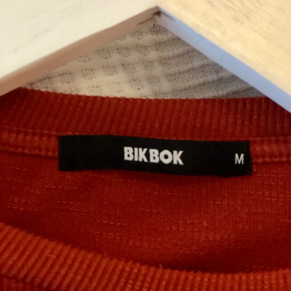 Ribbad tröja från BikBok i strl M . Toppar.