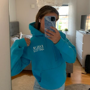 KHALID HOODIE / INTRESSEKOLL - Intressekoll på min älskade Khalid hoodie som jag köpte på hans konsert i Stockholm 2019. Säljer vid bra pris då jag tycker om den otroligt mycket 💙 