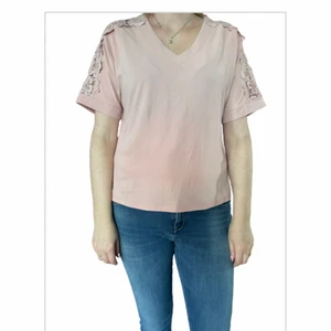 Top med spets - Ljusrosa top med spets från Happy Holly. Stl 44/46. Aldrig använd. Köparen står för frakten.
