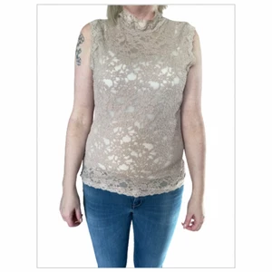 Spetstop - Top helt i spets från Rosemunde, stl XL. Ljusrosa/ nude. Finns inget fastsytt linne under. Aldrig använd. Skriv till mig om du är intresserad, pris kan diskuteras. Köparen står för frakten.