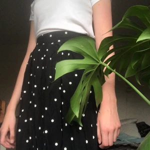 Svart prickig kjol - Kjol från second hand i New York. Knappt använd. Går till knäna, storlek medium men sitter mer som S. 