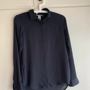 Satin Skjorta - Jätte fin marinblå ”satin” skjorta. Stl 34. Knappt använd. Kan fraktas men du står för frakten :)