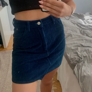 Blå Manchesterkjol - Säljer en jättefin manchesterkjol som tyvärr blivit förstor, skriv i dm vid intresse💕💕