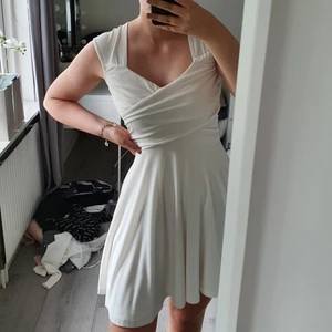 Klänning - Säljer denna vita klänning perfekt till student eller skolavslutning!! Använd fåtal gånger så är i nyskick. Om jag minns rätt är den köpt på bubbleroom!