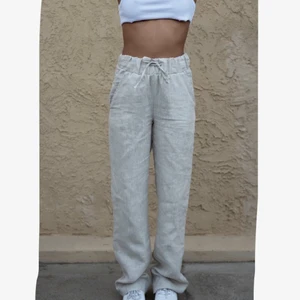 A-DSGN LINNE BYXOR - Säljer mina helt oanvända linne byxor (i den beiga färgen) i orginalförpackning från A-DSGN. Säljer pga att M passade bättre för mig och kan inte längre skicka tillbaka dem. De är ganska långa på mig som är 172, så skulle behövt lägga upp dem. Enormt fina!!!! Nypris 799!!