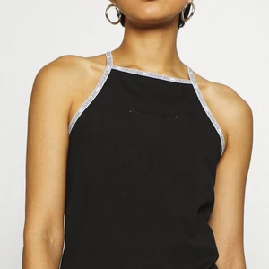 Calvin Klein linne  - Svart linne från Calvin Klein. Aldrig användt, lapp kvar. Nypris 399kr. Kom med bud! 